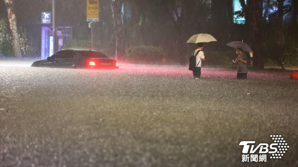 南韓首爾連日降下豪雨，不僅造成數百人撤離，也導致11人死亡。（圖/達志影像美聯社）