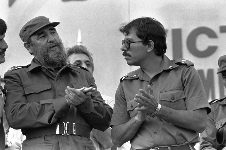 Fidel Castro y Daniel Ortega en 1985. (AP Photo/Arturo Robles)