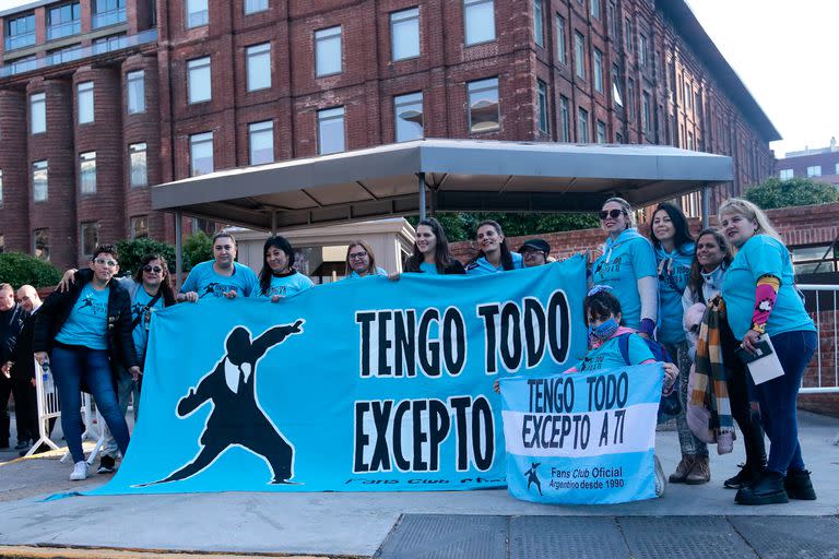 El club de fans no quiso perderse el aterrizaje del ídolo en el país
