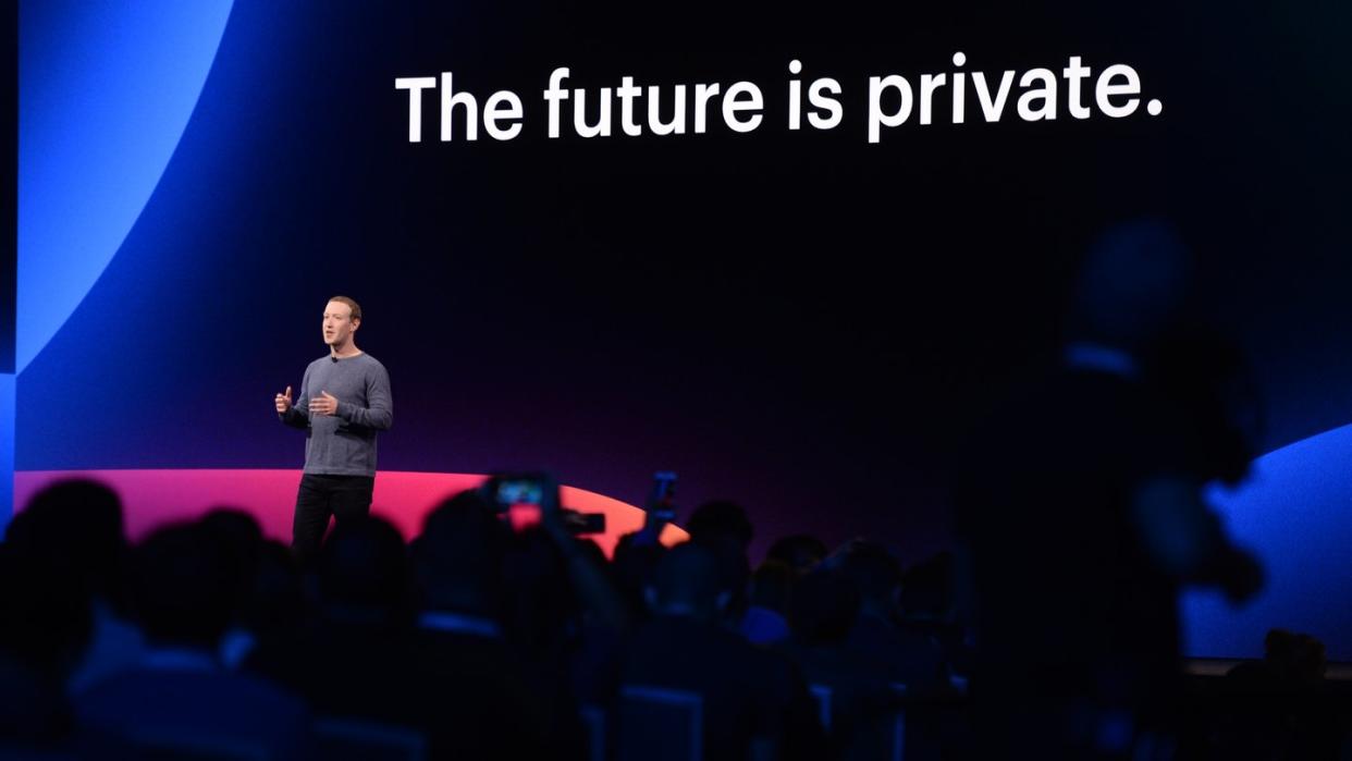 Facebook-Chef Mark Zuckerberg auf der Entwicklerkonferenz F8 im McEnery Convention Center in San Jose. Hinter ihm der der Slogan: «The future is private». Foto: Andrej Sokolow