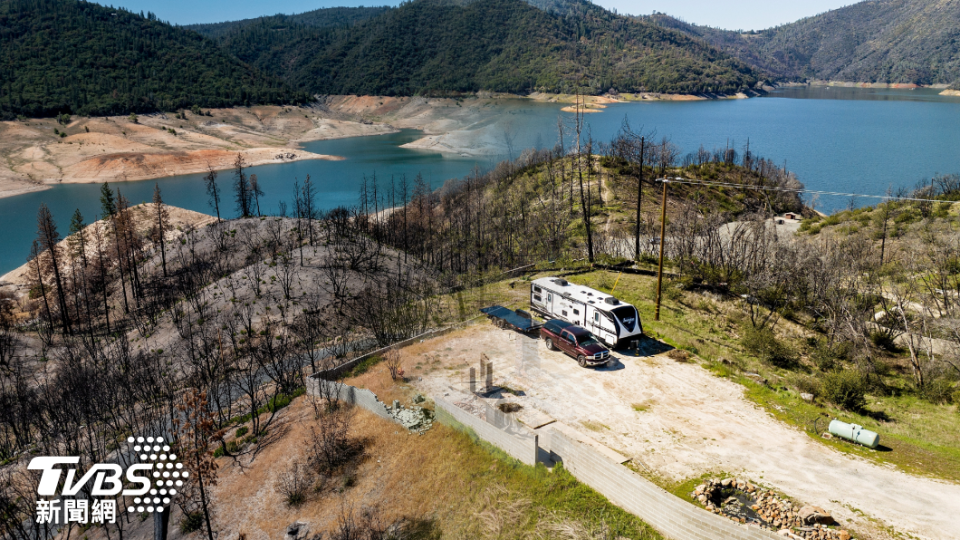 2020年普盧默斯國家森林野火（2020 North Complex Fire），一棟坐落在奧羅維爾湖（Lake Oroville）的房屋遭到波及，旁邊的樹木也焦黑一片（左圖）；3年後，恢復綠草如茵（右圖）。（圖／達志影像美聯社）