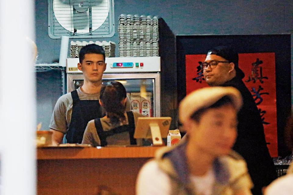 林靖哲（左）是宮以騰的上一個在郭雪芙家過夜的嫩男，被拍到在咖啡店的吧檯工作。