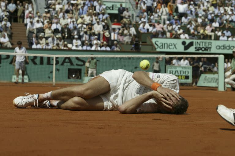 La emoción del neerlandés Martin Verkerk al derrotar a Guillermo Coria en las semifinales de Roland Garros 2003