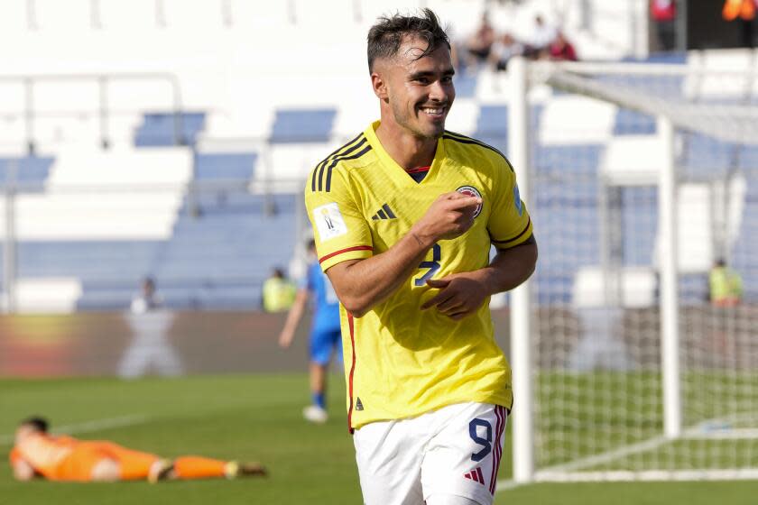 Tomás Ángel de Colombia celebra anotar el cuarto gol de su equipo contra Eslovaquia durante un partido de octavos de final de la Copa Mundial Sub-20 de la FIFA en el estadio Bicentenario de San Juan, Argentina, el miércoles 31 de mayo de 2023. (Foto AP/Ricardo Mazalan)