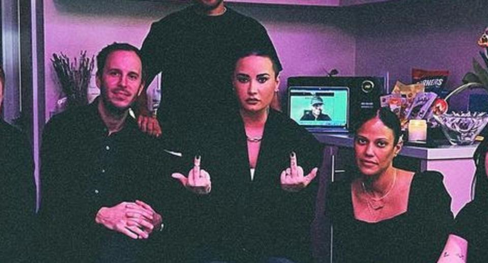 Demi Lovato e equipe nas redes sociais