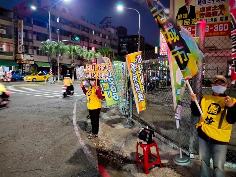 罷捷總部志工街頭宣傳。（圖／取自臉書「罷免黃捷-鳳山清捷行動本部」）