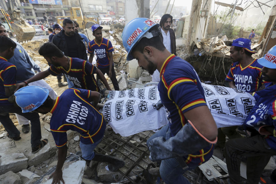 <p>Dieci le vittime, tredici i feriti, di cui alcuni gravi. Per l’esplosione le finestre di edifici adiacenti alla banca sono andate in frantumi e un veicolo parcheggiato nelle vicinanze è stato gravemente danneggiato. (AP Photo/Fareed Khan)</p> 