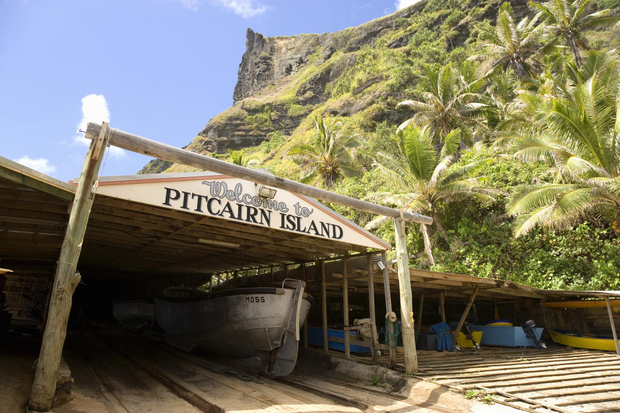 Auf Pitcairn Island gibt es Telefonanschlüsse, Internetempfang und regelmäßig halten dort Versorgungsschiffe. (Bild: Getty Images)