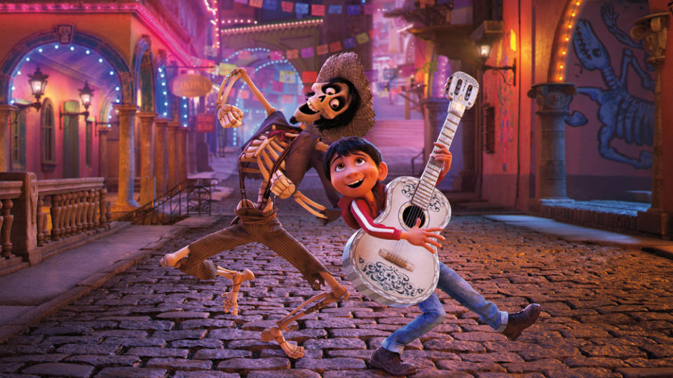 Disney taucht mit dem Oscar-prämierten Animationsfilm "Coco" in die mexikanische Kultur ein und entführt in das kunterbunte Reich der Toten. Dieses Abenteuer gibt es nun fürs Heimkino - wo alle Fans hinter die Kulissen blicken können.