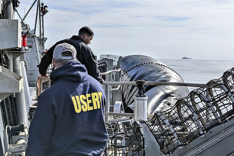 Los miembros del equipo de respuesta de búsqueda de evidencia submarina del FBI preparan el equipo mientras trabajan para recuperar material en el fondo del océano del globo de gran altitud que fue derribado frente a la costa de Myrtle Beach, S.C.