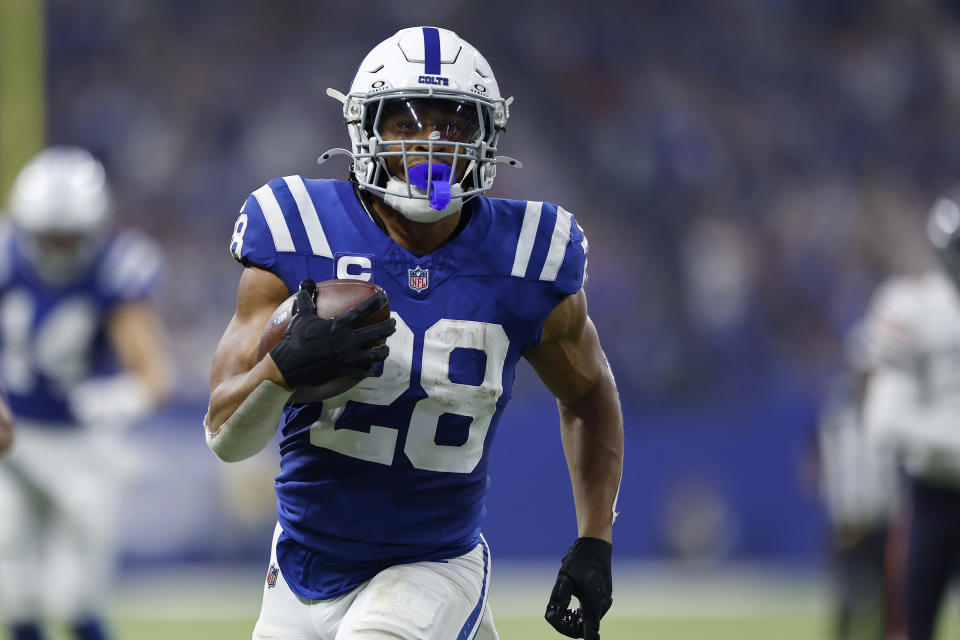 INDIANAPOLIS, IN - SEPTEMBER 22: Indianapolis Colts running back Jonathan Taylor (28) goes in for the 29 yard touchdown during and NFL game between the Chicago Bears and the Indianapolis Colts on September 22, 2024 at Lucas Oil Stadium in Indianapolis, IN.(Photo by Jeffrey Brown/Icon Sportswire via Getty Images)