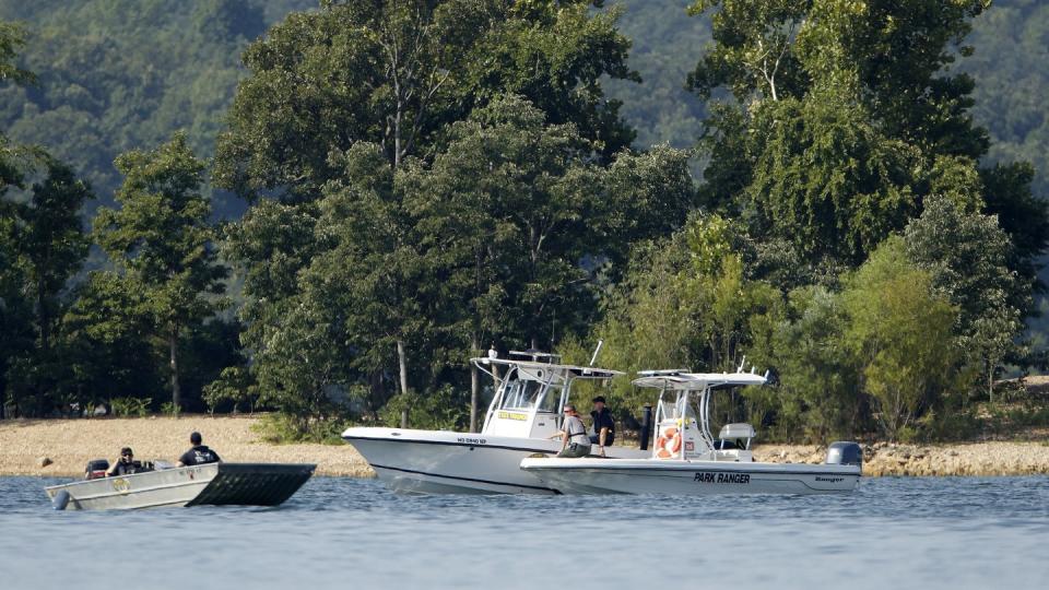 Rettungskräfte sind am Tag nach dem Unglück am Table Rock Lake im Einsatz. Foto: Charlie Riedel/AP