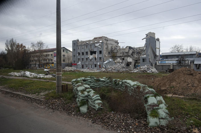 Ερειπωμένα κτίρια και εγκαταλειμμένες ρωσικές θέσεις μάχης στα περίχωρα της Χερσώνας.  (James Rushton για το Yahoo News)