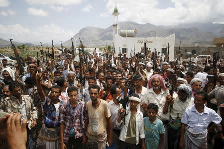 Tribesmen gather to show support to fighters of the anti-Houthi Popular Resistance Committee near Yemen's southwestern city of Taiz May 9, 2015. REUTERS/Stringer