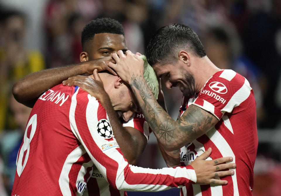 Antoine Griezmann (izquierda) celebra con sus compañeros del Atlético de Madrid tras anotar el segundo gol del equipo en la victoria 2-1 ante el Porto en la Liga de Campeones, el 7 de septiembre de 2022, en Madrid. (AP Foto/Bernat Armangue)