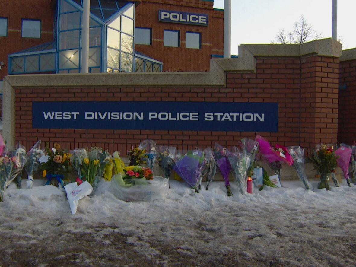 The public can pay their respects along the route, such as outside the Stanley A. Milner Library, and attend public viewing livestreams at the Ice District Plaza or Churchill Square. (Danielle Bénard/Radio-Canada - image credit)