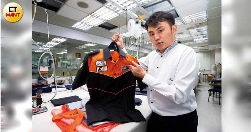 魏震斌展示藍寶堅尼跟法拉利的改裝廠制服，運動風設計很有「賽車感」。（圖／黃威彬攝）