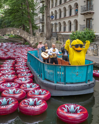 San Antonio: ¡El destino más genial comenzó el verano con un desfile único de flotadores en la piscina en el Paseo del Río! Las festividades de la mañana del 30 de mayo marcaron el comienzo de una temporada de muchas historias y experiencias geniales que solo se tenían en San Antonio, invitando a los viajeros a sumergirse en la diversión en Alamo City. (PRNewsfoto/Visit San Antonio)