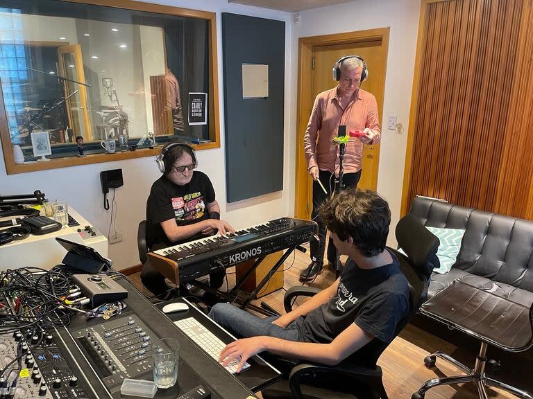 Charly García y Pedro Aznar en el estudio, junto al ingeniero de grabación Matías Sznaider