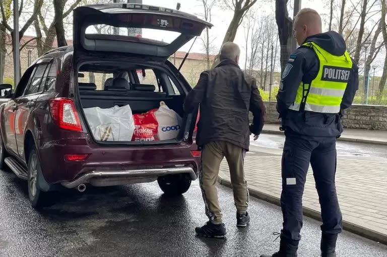 Policías estonios inspeccionan un vehículo que llega de Rusia.