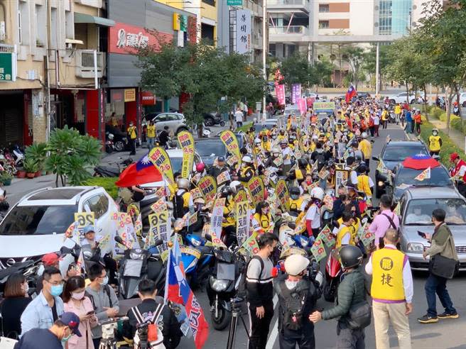 罷捷車隊遊行今天下午登場，上千民眾集結。（柯宗緯攝）