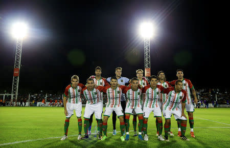 Jugadores de Agropecuario antes de enfrentar a Almagro en un encuentro por la segunda división del fútbol argentino en el estadio Ofelia Rosenzuaig en Carlos Casares, abr 16, 2018. REUTERS/Agustin Marcarian