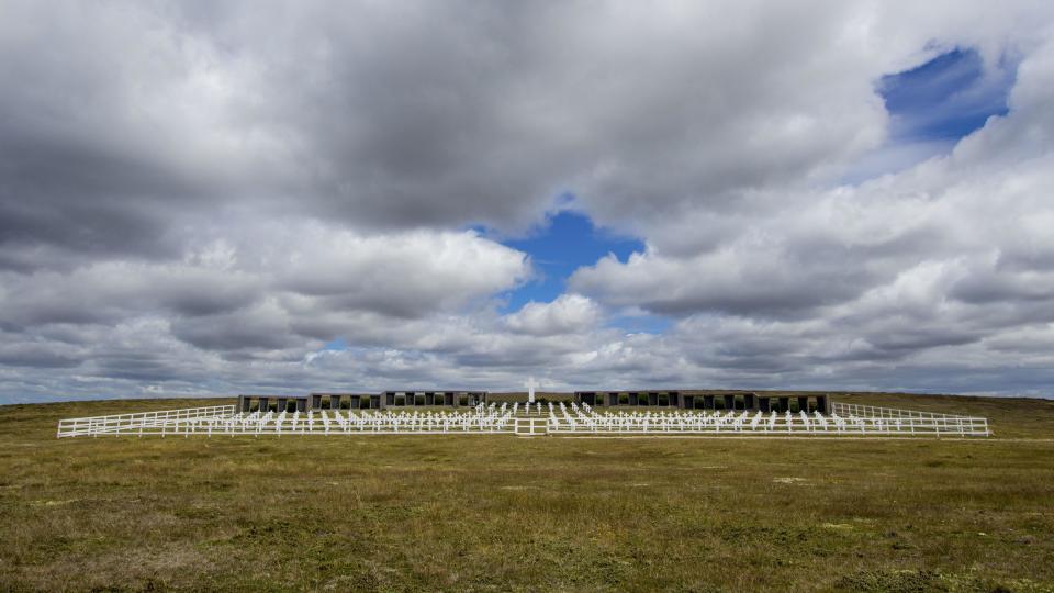 En esta imagen de archivo, tomada el 25 de enero de 2017, un grupo de cruces en el cementerio militar Darwin recuerda los cuerpos de los soldados argentinos, algunos de ellos no identificados, caídos en la guerra entre Argentina y Gran Bretaña en las Islas Malvinas. A partir de junio los forenses esperan exhumar los cuerpos en el cementerio de Darwin donde permanecen en tumbas separadas y tomar muestras de los tejidos. El objetivo es que todos estén identificados a final de año. (AP Foto/Traighana Smith, archivo)