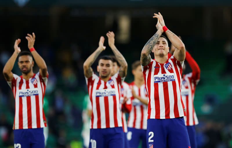 Jugadores del Atlético de Madrid celebran tras derrotar al Real Betis por 2-1 en el partido de la Liga española de fútbol, en Sevilla, España