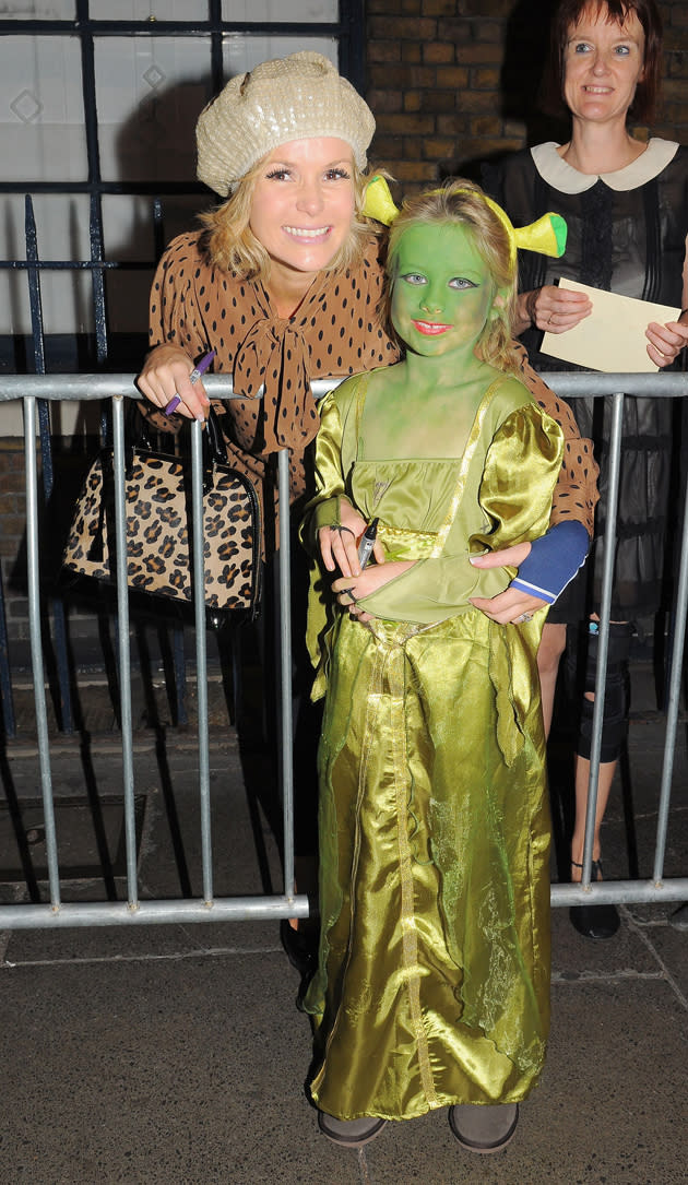 Amanda Holden posed with a fan outside the theatre where she’s playing Princess Fiona in Shrek: The Musical. How cute!