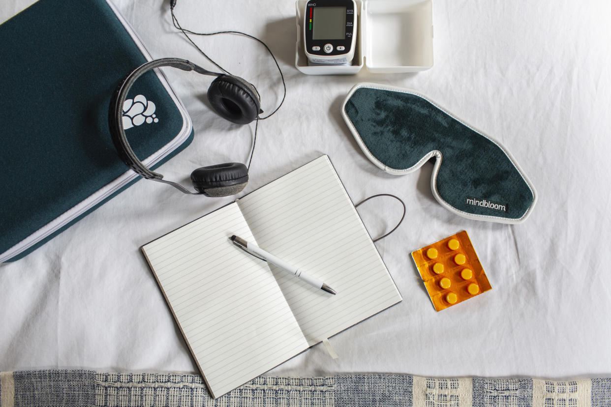 El kit casero de Mindbloom, apodado Bloombox, contiene pastillas de ketamina que se pueden tomar en casa, junto con un antifaz para dormir y un diario. (Erica Gannett para/New York Times)