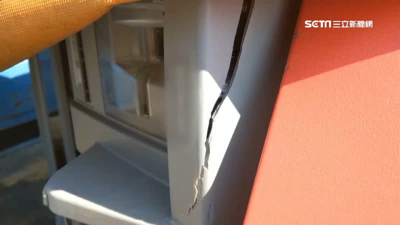 ATM的外殼雖遭破壞，金庫的部分卻像銅牆鐵壁般打不開。