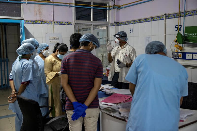 Wider Image: Last doctor standing: Pandemic pushes Indian hospital to brink