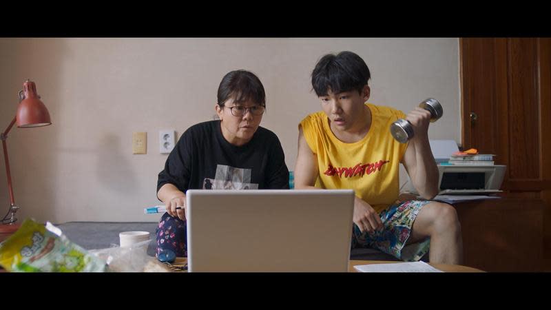 李姃垠（左）和陳俊翔在電影《女影人生》中飾演母子，互動十分有趣。（可樂電影提供）