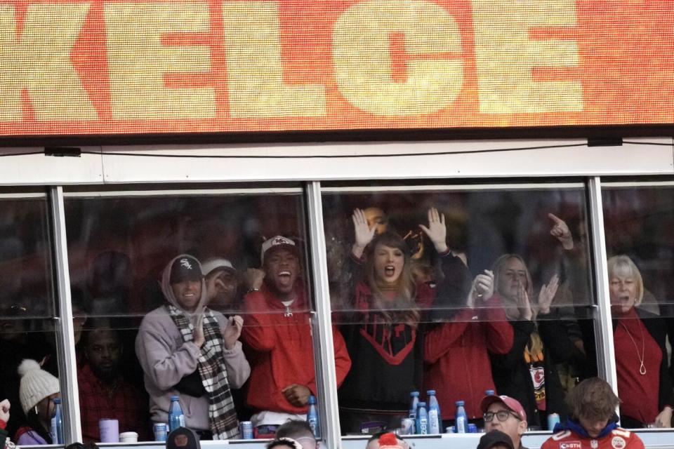 Taylor Swift observa desde una suite durante un partido entre los Kansas City Chiefs y los Buffalo Bills en diciembre.