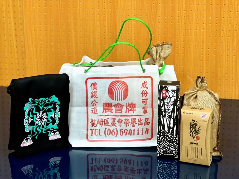 空山祭的崎聚市集，成了遊客嘗美食買特色產品的所在。（記者張淑娟攝）