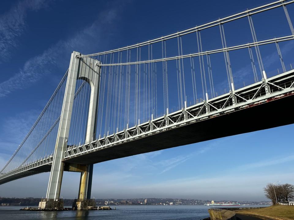 維拉札諾大橋安裝完畢永久性防自殺圍欄。(記者胡聲橋／攝影)
