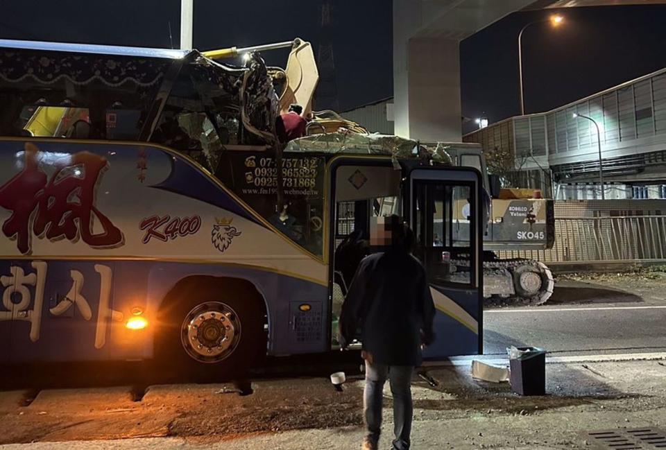 高雄市一輛遊覽車20日晚間未注意涵洞限高撞上，導致坐在前排的老翁喪命。（翻攝照片）