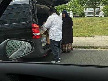 Dieses Foto soll die Übergabe von Geschenktüten aus einem Kofferraum heraus nach der Stimmabgabe in Essen zeigen (Bild: Privat)