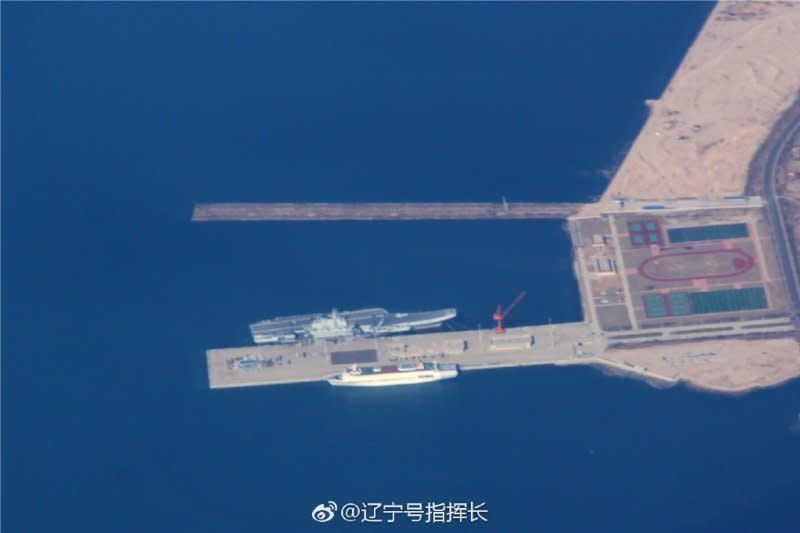 停泊在青島膠東航母基地的遼寧號航空母艦。