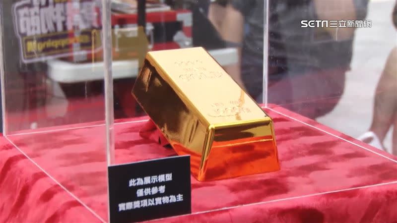 台南購物節頭獎得主獲得價值225萬元的金磚。