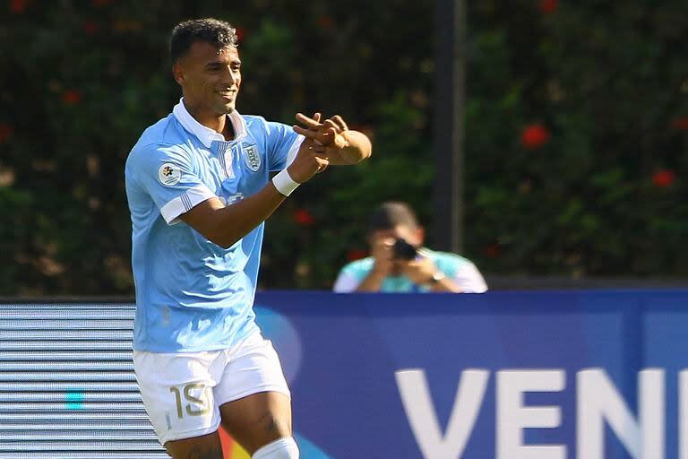 Luciano Rodríguez celebrate uno de los goles de su triplete, pero su mérito no será suficiente para Uruguay: la vulnerabilidad de la retaguardia propició el 3-4 inicial de su camino en el Preolímpico.