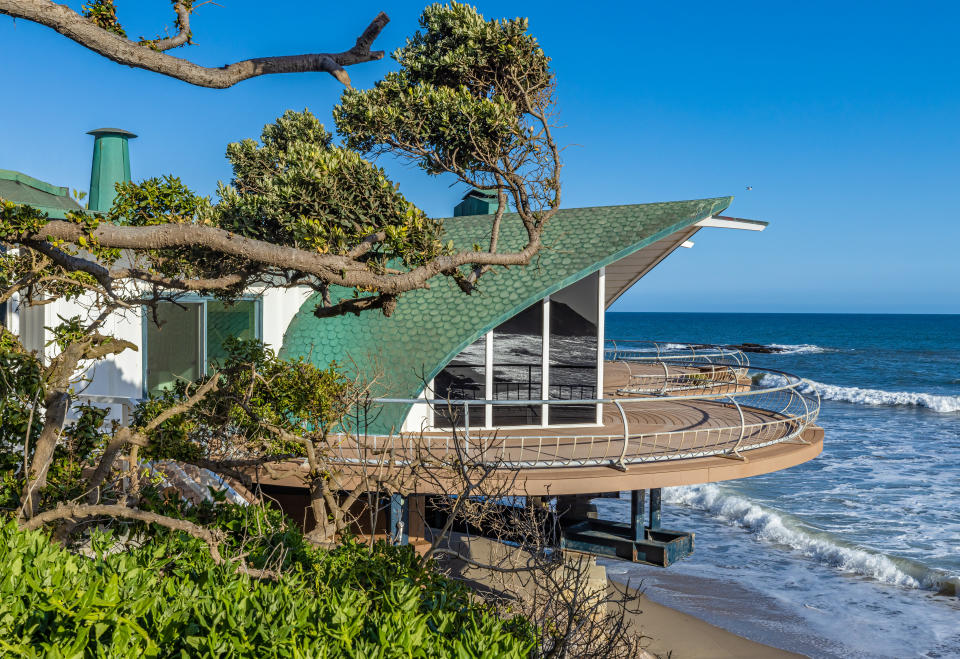 Wave House (la casa de la ola), diseñada por el arquitecto Harry Gesner, se encuentra en una de las áreas más cotizadas de California: Malibú. Foto: Cortesía de Douglas Elliman.