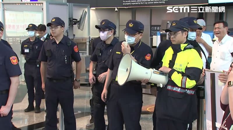 傅崐萁率17藍委前往中國訪問,台灣國在桃園機場出境大廳上演行動劇表達抗議，遭警方舉牌要求解散。