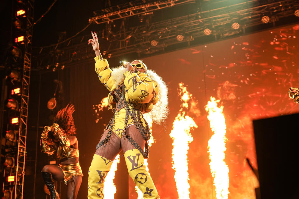Mary J. Blige Performing in yellow louis Vuitton