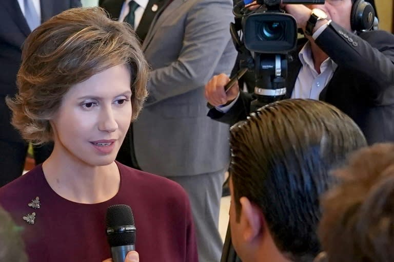 Die Ehefrau des syrischen Machthabers Baschar al-Assad, Asma al-Assad, ist laut dem Büros des Präsidenten an Leukämie erkrankt. Um Infektionen zu vermeiden, werde sie sich einer speziellen Behandlung unterziehen und keine öffentlichen Termine wahrnehmen. (-)