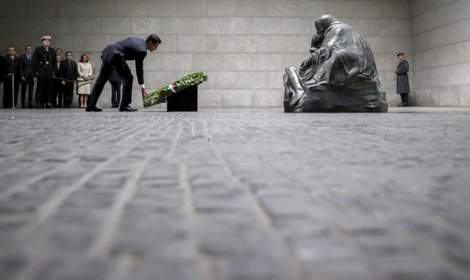 MKX1024 BERLÍN (ALEMANIA) 11/04/2016.- El presidente mexicano, Enrique Peña Nieto ©, realiza una ofrenda floral ante el monumento conmemorativo a las víctimas de la guerra La Neue Wache en Berlín, Alemania, hoy, 11 de abril de 2016. Peña Nieto realiza una visita de Estado a Alemania que tiene como objetivo relanzar las relaciones bilaterales e impulsar las inversiones y los intercambios económicos.EFE/Kay Nietfeld