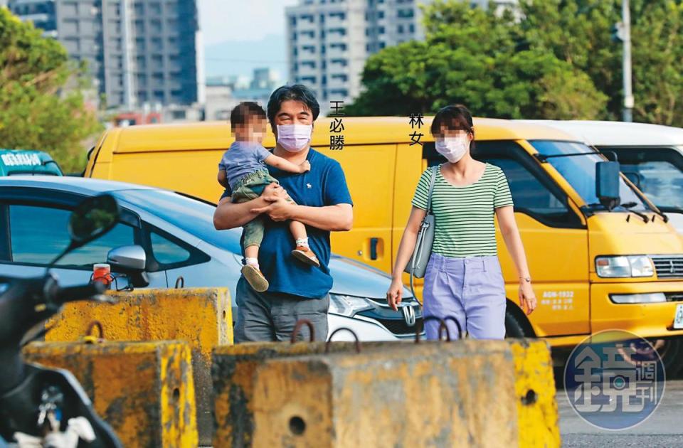 王必勝（中）被拍到與林姓護理師（右）過從甚密，還抱著林小姐的女兒一起出遊。（圖中母女均已變裝處理）