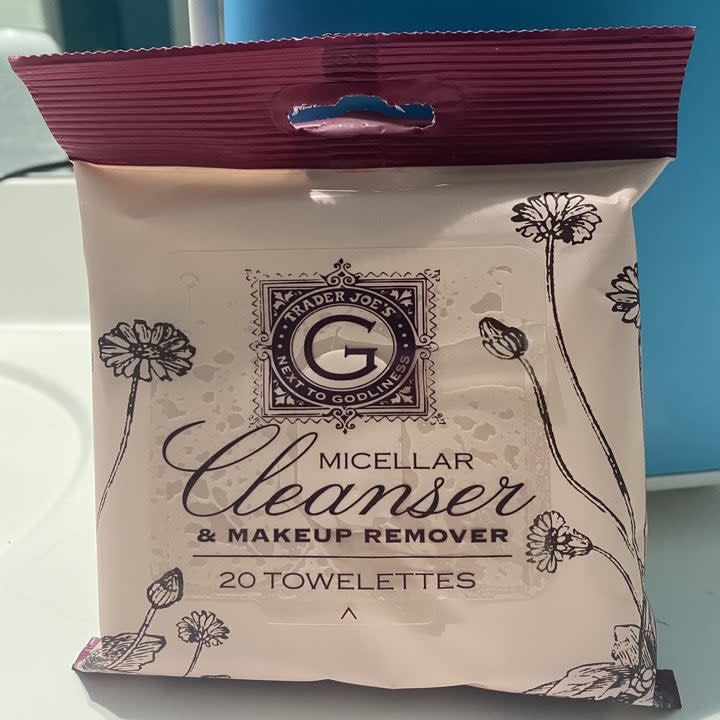 A package of cleansing makeup removing towelettes