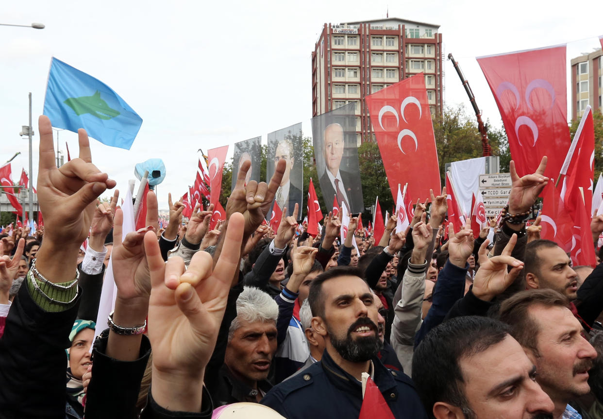 Der Wolfsgruß ist das Markenzeichen der faschistischen türkischen Partei MHP (Bild: AP Photo/Burhan Ozbilici)