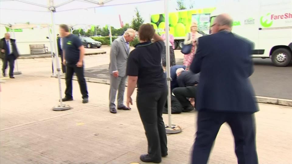 Jeudi, un homme travaillant dans un centre de distribution à Bristol, en Angleterre, a été tellement impressionné par la visite du prince Charles qu'il s'est évanoui devant lui.